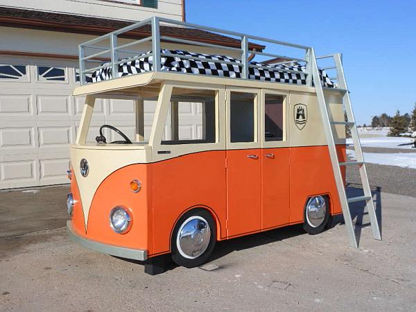 Het is nét een echte VW bus, deze hoogslaper is voor kinderen en volwassenen geschikt.