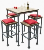 Barkrukken en bijpassende hoge tafels voor in een bar, gemaakt met steigerbuis en steigerhout.