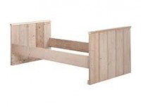 Maak zelf een bed als dit ledikant met een paar steigerplanken als bouwmateriaal.