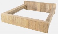 Bed van steigerplanken voor twee personen, om zelf te maken met steigerhout.
