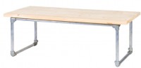 Maak deze tafel zelf van steigerbuizen en steigerplanken.