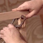 Houtklem gebruiken om de onderdelen bij elkaar te houden terwijl je met een klein boortje verderboort tot in het volgende framedeel.