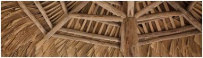 Centraal geplaatste steun en netwerk van bamboe om het dak te steunen.