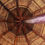 Structuur van het hout onder een parasol van riet.
