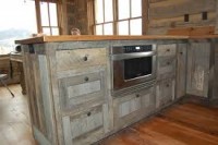 Voorbeeld van een keuken die is gemaakt met oud steigerhout.