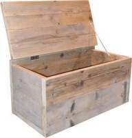 Mooie zelfgemaakte kist van steigerhout naar het model van de gratis bouwtekening.